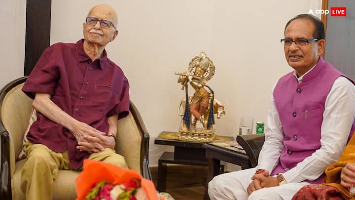 समाचार एजेंसी एएनआई की ओर से जारी किए गए ताजा फोटो में 96 साल के लाल कृष्ण आडवाणी थोड़े पतले नजर आए.