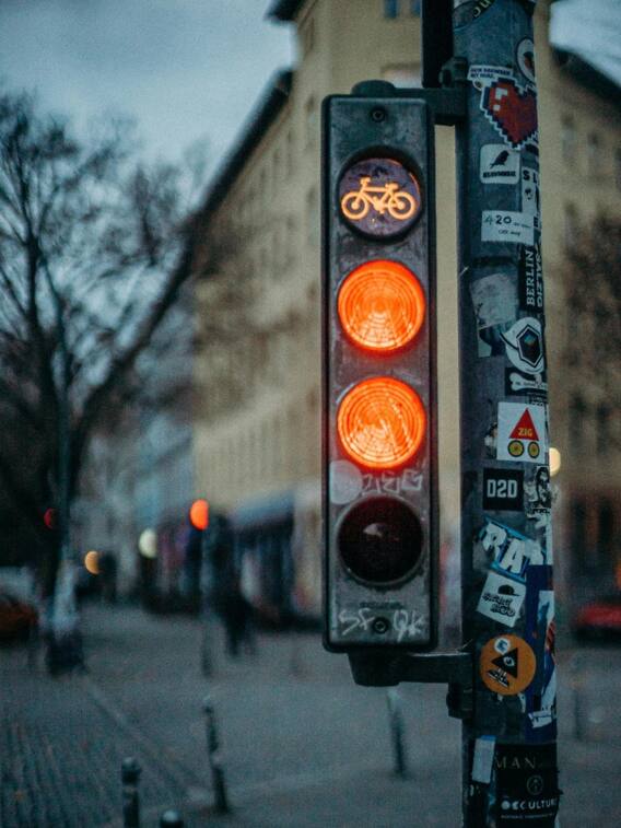 सड़कों पर रेड लाइट कितने बजे बंद होती है?