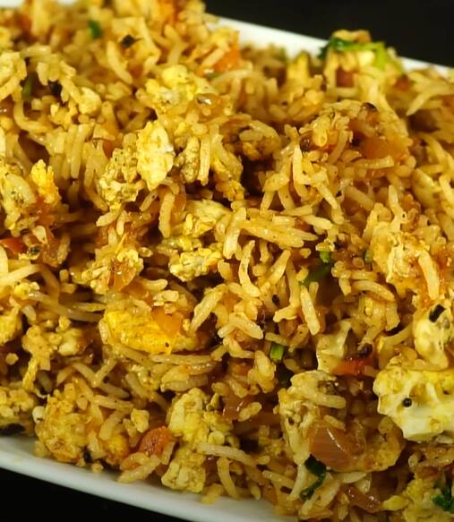தேவையான பொருட்கள் : மிளகு - 2 தேக்கரண்டி , சீரகம் - 1 தேக்கரண்ட, சோம்பு - 1 தேக்கரண்டி , பட்டை, கிராம்பு - 3 , ஏலக்காய் - 1 , பாஸ்மதி அரிசி - 1 கப், முட்டை - 7 , எண்ணெய் - 4 மேசைக்கரண்டி , பூண்டு - 1 மேசைக்கரண்டி, பச்சை மிளகாய் - 2 , வெங்காயம் - 1 , கறிவேப்பிலை, தக்காளி - 2 , உப்பு -1 தேக்கரண்டி , மஞ்சள் தூள் - 1/2 தேக்கரண்டி , மிளகாய் தூள் - 2 தேக்கரண்டி , அரைத்த மசாலா தூள், வெங்காயத்தாள்