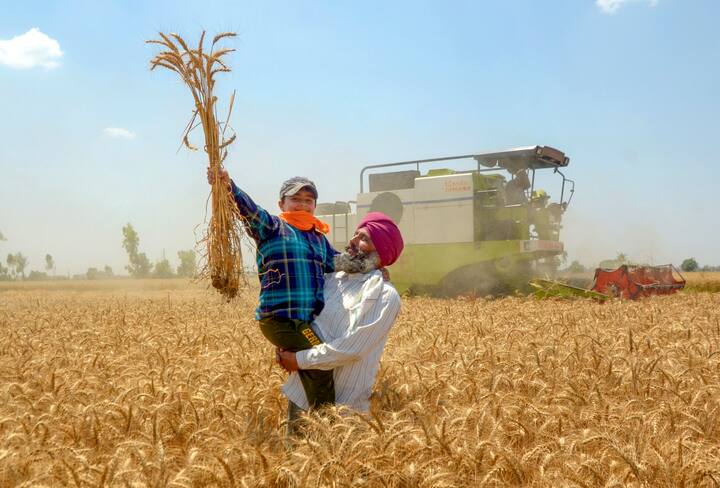 पीएम मोदी के साइन करते ही ये साफ हो गया है कि आने वाले कुछ ही वक्त में करोड़ों किसानों के खाते में दो हजार रुपये पहुंच जाएंगे.