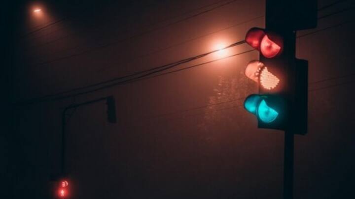 रात को 10 बजे ट्रैफिक सिग्नल पर लगी ट्रैफिक लाइट्स को बंद कर दिया जाता है. रात 10 बजे से लेकर सुबह 6 तक लाइट्स बंद रहती हैं.