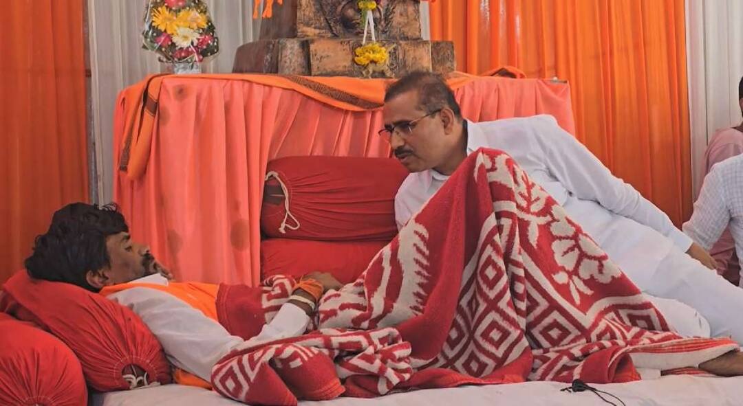 Rajesh Tope Meet Manoj Jarange Patil : शरद पवार गटाच्या वर्धापनदिनाच्या कार्यक्रमापूर्वी राजेश टोपे अंतरवाली सराटीत; मनोज जरांगेंशी चर्चा Leader of Sharad Pawar ncp group mla Rajesh Tope Meet Manoj Jarange Patil in antarwali sarati maratha reservation maharashtra politics marathi news Rajesh Tope Meet Manoj Jarange Patil : शरद पवार गटाच्या वर्धापनदिनाच्या कार्यक्रमापूर्वी राजेश टोपे अंतरवाली सराटीत; मनोज जरांगेंशी चर्चा