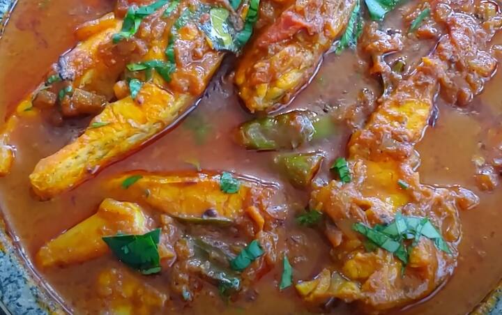 தேவையான பொருட்கள் : துருவிய தேங்காய் - 1/2 கப், சீரகம் - 1/2 தேக்கரண்டி , நெத்திலி மீன் 1 கிலோ, தேங்காய் எண்ணெய் - 2 மேசைக்கரண்டி , கடுகு - 1 தேக்கரண்டி , வெந்தயம் - 1/4 தேக்கரண்டி, சிறிய வெங்காயம் - 1 கப் , பச்சை மிளகாய் - 2 , இஞ்சி பூண்டு விழுது - 1 தேக்கரண்டி , தக்காளி - 1 , மஞ்சள் தூள் - 1/2 தேக்கரண்டி, மிளகாய் தூள் - 3 தேக்கரண்டி, மல்லித்தூள் - 1 தேக்கரண்டி, புளிக்கரைசல் - 1/2 கப், கறிவேப்பிலை, தண்ணீர், தேவையான அளவு உப்பு