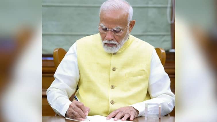 PM Modi released the 17th installment of Kisan Samman Nidhi as soon as he assumed office ત્રીજી વખત PM બન્યા બાદ મોદીએ 9.3 કરોડ ખેડૂતોને આપી ભેટ, કિસાન સમ્માન નિધિનો 17મો હપ્તો કર્યો રિલીઝ