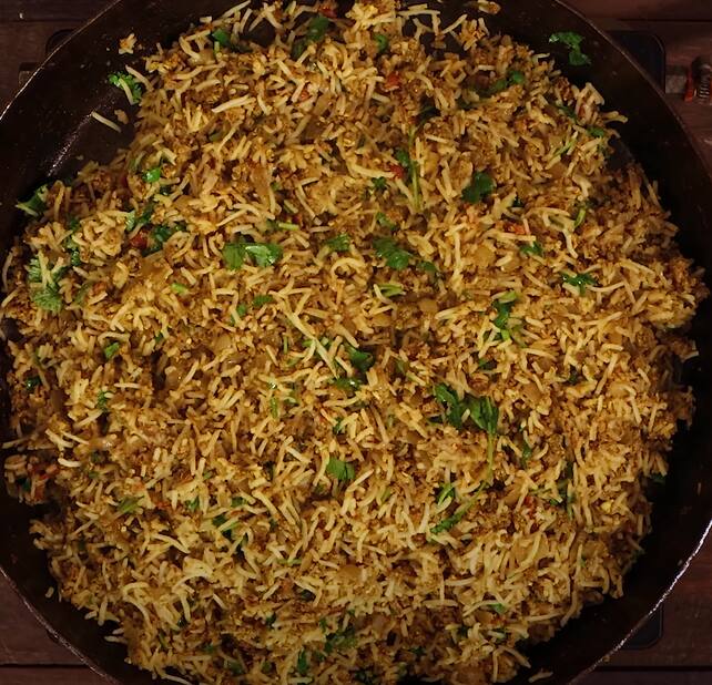 அதன் பிறகு அரைத்த மசாலாத் தூளை சேர்த்து கடைசியாக வேகவைத்த பாஸ்மதி அரிசி மற்றும் வெங்காயத்தாள் சேர்த்து கிளறிவிட்டு இறக்கினால் சுவையான ஆந்திர முட்டை சாதம் தயார்.