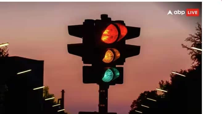 Traffic Light Rules: ਟ੍ਰੈਫਿਕ ਲਾਈਟ ਦੇ ਕੁਝ ਨਿਯਮ ਹਨ ਪਰ ਰਾਤ ਨੂੰ ਟ੍ਰੈਫਿਕ ਲਾਈਟ ਬੰਦ ਹੋ ਜਾਂਦੀ ਹੈ। ਟ੍ਰੈਫਿਕ ਲਾਈਟਾਂ ਕਦੋਂ ਬੰਦ ਹੁੰਦੀਆਂ ਹਨ? ਉਸ ਸਮੇਂ ਦੌਰਾਨ ਵਾਹਨ ਦੀ ਗਤੀ ਕਿੰਨੀ ਹੋਣੀ ਚਾਹੀਦੀ ਹੈ? ਚਲੋ ਅਸੀ ਜਾਣੀਐ.