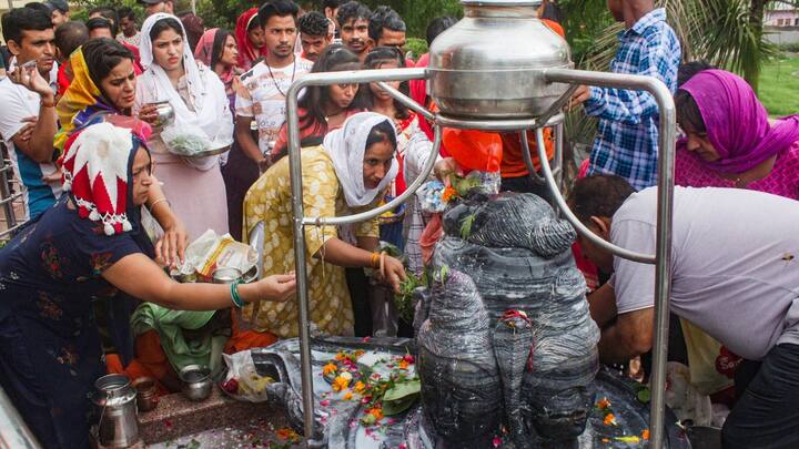 মেষ রাশি ভগবান শিবের বিশেষ প্রিয়।  মেষ রাশির জাতকদের বিশেষ পছন্দ করেন তিনি। এই রাশির জাতকদের কোনও কাজে বাধা এলেও কেটে যায়। মেষ রাশির জাতক জাতিকারা মহাদেবের আশীর্বাদে প্রতিটি কাজে সাফল্য পান।