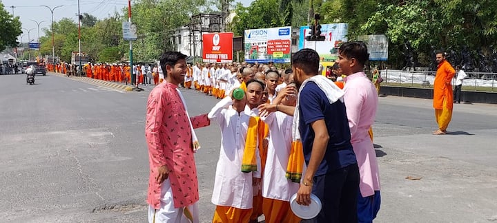 श्रद्धालु अपने आराध्य का जयकारा लगाते हुए कल्याण नगरी निंबाहेड़ा स्थित ठाकुर जी के मंदिर से सुबह 7 बजे रवाना होकर चित्तौड़गढ़ पहुंचे.
