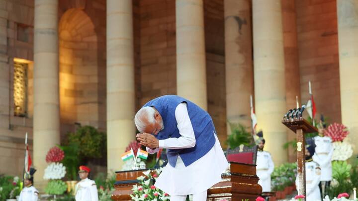 শপথগ্রহণের পরে অনুষ্ঠানে উপস্থিত থাকা সমস্ত অতিথিদের মঞ্চ থেকেই নতমস্তকে প্রণাম জানান প্রধামন্ত্রী নরেন্দ্র মোদি।(ছবি সৌজন্য- নরেন্দ্র মোদির ফেসবুক)