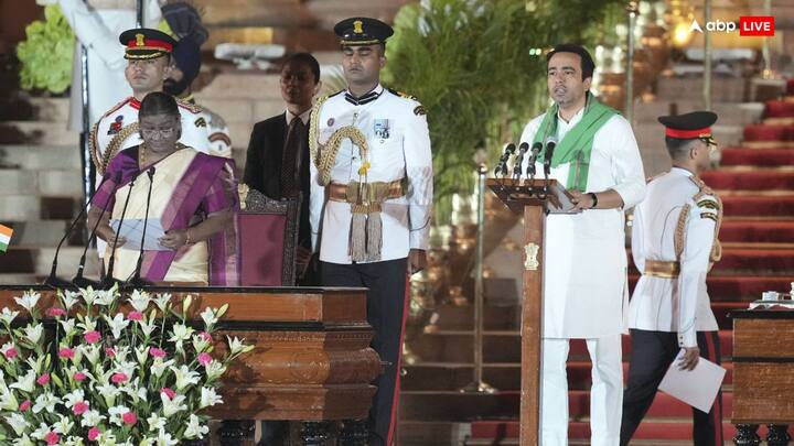 जयंत चौधरीः फिलहाल 45 साल के हैं. राष्ट्रीय लोक दल (रालोद) के अध्यक्ष हैं. वह पांचवें पीएम चौधरी चरण सिंह के पोते और पूर्व केंद्रीय मंत्री चौधरी अजित सिंह के बेटे हैं. किसान परिवार से नाता है और फाइनेंशियल इन्वेस्टमेंट और कंसल्टेंसी से जुड़ा काम कर चुके हैं.