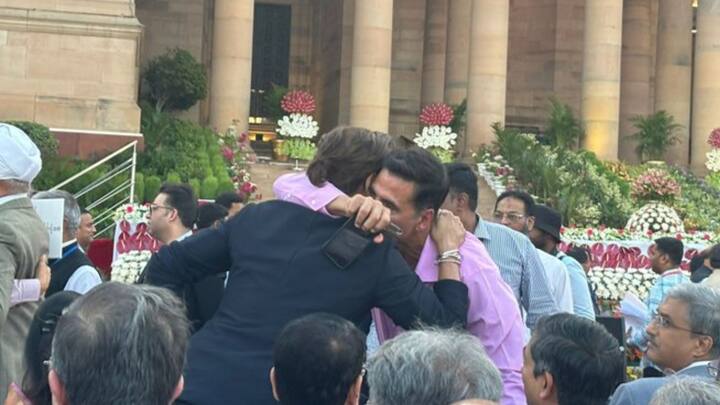 রবিবার সন্ধেয় চাঁদের হাট বসল দিল্লির রাইসিনা হিলে। তৃতীয় বারের জন্য কেন্দ্রে সরকার গড়লেন নরেন্দ্র মোদি। শপথ নিলেন তাঁর মন্ত্রিসভার সদস্যরা। আর সেই বিশেষ মুহূর্তের সাক্ষী হলেন বলিউড তারকা থেকে তাবড় শিল্পপতি।