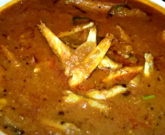 அதன் பின் ஐந்து நிமிடத்திற்கு மீன் குழம்பை மூடிய நிலையில் மிதமான சூட்டில் கொதிக்கவிடவும். 5 நிமிடத்திற்கு பிறகு அடுப்பில் இருந்து இறக்கினால் சுவையான நெத்திலி மீன் குழம்பு தயார்.