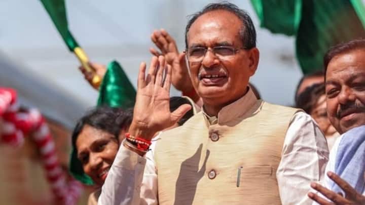 इसी तरह से मध्य प्रदेश के पूर्व सीएम शिवराज सिंह का नाम भी इस रेस में था. लेकिन उन्हें भी मोदी कैबिनेट में जगह दे दी गई. उन्हें कृषि मंत्रालय बनाया गया है. ऐसे में उनका नाम भी इस रेस से बाहर नजर आ रहा है.