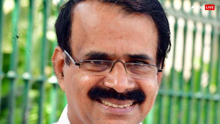 बीजेपी की केरल इकाई के महासचिव जॉर्ज कुरियन को अल्पसंख्यक कार्य मंत्रालय में राज्य मंत्री के साथ मत्स्य पालन, पशुपालन और डेयरी मंत्रालय में राज्य मंत्री का दर्जा दिया गया है.