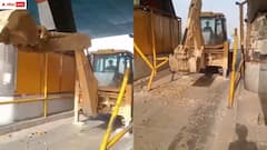 టోల్ ఛార్జీ అడిగినందుకు దారుణం - బుల్డోజర్‌తో టోల్ బూత్ ధ్వంసం, ఎక్కడంటే?