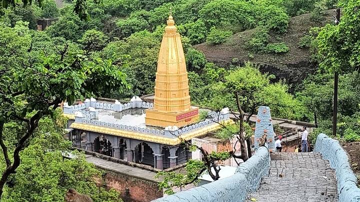 रामलिंगचा हा धबधबा यंदा पहिल्याच पावसानंतर पूर्ण क्षमतेने प्रवाहित झाला आहे, बालाघाटाच्या पर्वतरांगेत वसलेल्या मराठवाड्यात मलिंगला मिनी महाबळेश्वर म्हणून ओळखले जाते.