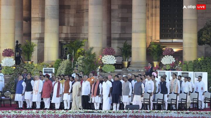 हालांकि, पीएम नरेंद्र मोदी के नेतृत्व वाली नई सरकार में पांच ऐसे मंत्री हैं, जो अल्पसंख्यक समुदाय (मुसलमानों को छोड़कर) से ताल्लुक रखते हैं.