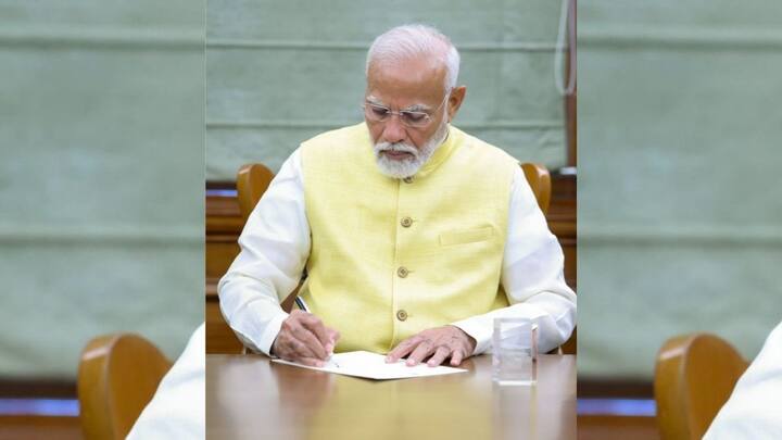 पद संभालते ही प्रधानमंत्री मोदी ने सबसे पहले किसानों के लिए चलाई जा रही योजना किसान सम्मान निधि योजना के लिए अगली किस्त की फाइल पर साइन कर दिए है.