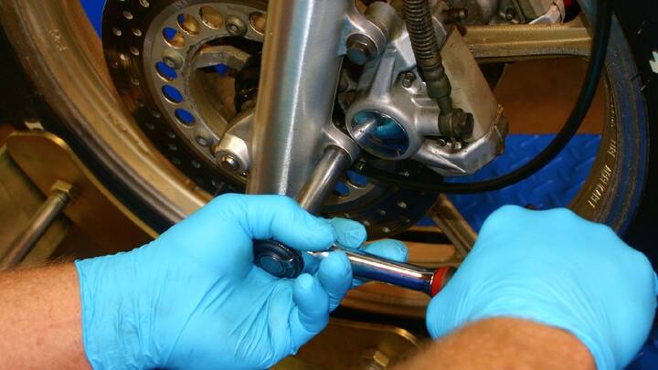 ટાયર પ્રેશરઃ જ્યારે પણ તમે બાઇક ચલાવો છો, ત્યારે તમારે બાઇક ઉત્પાદક દ્વારા સૂચવ્યા મુજબ બંને ટાયરમાં સમાન હવા ભરવી જોઈએ. જો ટાયરમાં વધુ કે ઓછી હવા હોય તો તેની અસર બાઇકના પરફોર્મન્સ પર પડે છે. આ સાથે માઈલેજ પણ ઘટે છે. જો હવા ઓછી હોય તો એન્જિન પર ભાર પડે છે અને જો વધુ હવા હોય તો પકડ નબળી પડી જાય છે. જો તમારી બાઇક દિવસમાં 50 કિલોમીટરથી વધુ મુસાફરી કરે છે, તો તમારે દર 3-4 દિવસે બાઇકની એર ચેક કરાવવી પડશે.