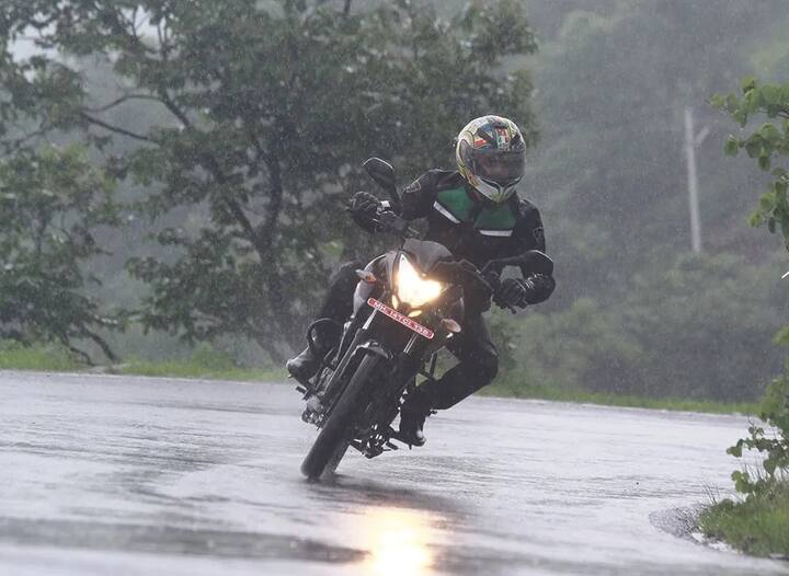 હેલ્મેટ વિઝરનું પણ ધ્યાન રાખોઃ હવામાન ગમે તે હોય, હેલ્મેટ વિના બાઇક ચલાવવી ખૂબ જોખમી બની શકે છે. હેલ્મેટ આપણા માથાને સંપૂર્ણ સુરક્ષા પ્રદાન કરે છે, તેથી જ્યારે પણ તમે ટુ-વ્હીલર ચલાવો ત્યારે હેલ્મેટ પહેરો. આ સાથે, હેલ્મેટના કાચને પણણ તપાસો. જો તે તૂટી ગયું છે અથવા તેના પર વધુ પડતા સ્ક્રેચમુદ્દે છે, તો તમારે તેને બદલવો જોઈએ. જ્યારે હેલ્મેટમાં લાગેલું વિઝર સ્પષ્ટ હશે, ત્યારે તમે વરસાદમાં બાઇક ચલાવતી વખતે બધું સ્પષ્ટપણે જોઈ શકશો.