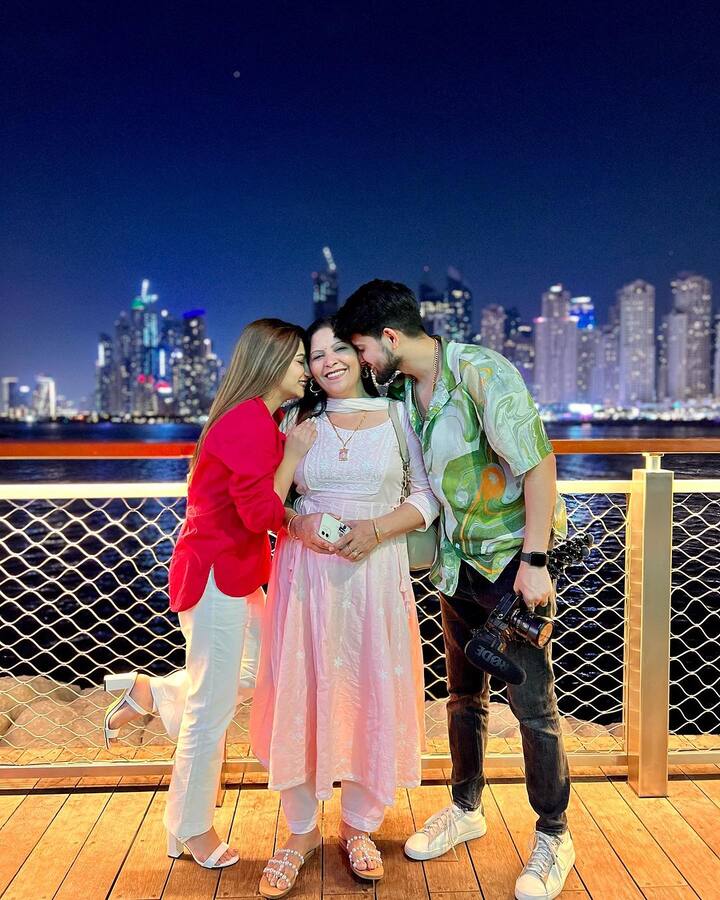 इतना ही नहीं विवेक-खुशी के साथ उनकी मां सुनीता चौधरी और उनकी बहन निशु भी अब किसी प्लेटफॉर्म पर एक्टिव नहीं है. इन्होंने भी इंस्टाग्राम पर अप्रैल के बाद से कोई नई पोस्ट शेयर नहीं की है.