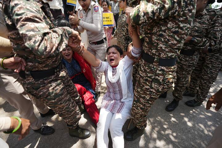 उन्होंने कहा कि, हरियाणा दिल्ली का पानी रोक कर सुप्रीम कोर्ट के आदेश का अवहेलना कर रहा है. उन्होंने कहा कि 2018 में दिल्ली को 1050 क्यूसेक पानी का अधिकार दिया गया था और हरियाणा सरकार ने उसमें भी कमी कर दी है.हम हरियाणा सरकार से मांग करते हैं कि दिल्ली के हक का पानी छोड़े। इस भीषण गर्मी में सबको पानी की जरूरत है. हमारी यह लड़ाई सड़क से कोर्ट तक जारी रहेगी.