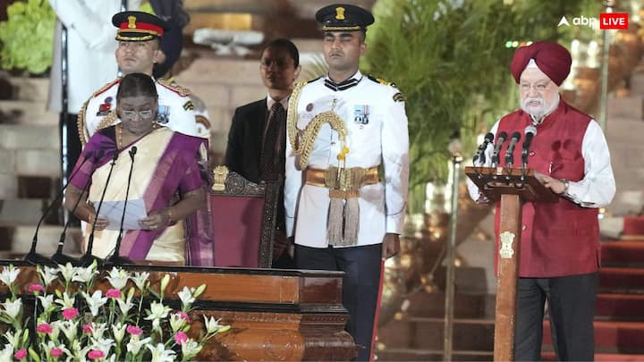 हरदीप सिंह पुरीः 72 साल के पूर्व राजनयिक को पेट्रोलियम और प्राकृतिक गैस मंत्री बनाया गया है. वह पिछले कार्यकाल में आवास एवं शहरी मामलों के मंत्रालय के साथ पेट्रोलियम और प्राकृतिक गैस मंत्री की जिम्मेदारी संभाल रहे थे.