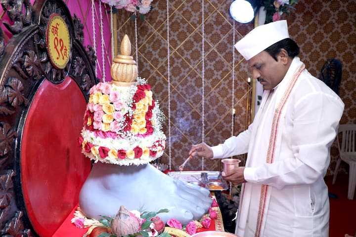 लालबागचा राजा सार्वजनिक गणेशोत्सव मंडळातर्फे लालबागच्या राजाचं हे 91 वं वर्ष आहे. यंदा आज, म्हणजेच 11 जून रोजी बाप्पाचा पाद्य पूजन सोहळा पार पडला.