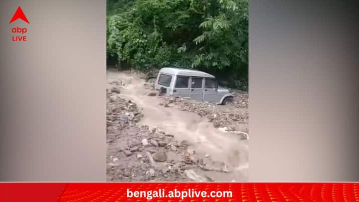 আজ জানা যায়, মোট ৪ জনের প্রাণ গিয়েছে। ভেসে গিয়েছে ১২টি বাড়ি। প্রশাসন সূত্রে খবর, ভালে দুঙ্গা থেকে আচমকা হড়পা বান এসে মাজুয়া গ্রামের প্রায় সব কিছু ভাসিয়ে নিয়ে চলে যায়।