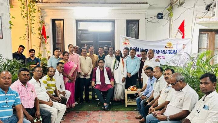 কেন এবারও একজনকেও পূর্ণমন্ত্রী করা হল না বাংলা থেকে, এই প্রশ্ন থেকেই যাচ্ছে। তবে আঞ্চলিকতা নয়, দেশের স্বার্থকে গুরুত্ব দিয়েই মন্ত্রী বাছেন নরেন্দ্র মোদি। বারবার এই দাবি করে বিজেপি। কিন্তু, তাতেও এই বিতর্ক থামার নয়। ২০২৬-সালে বাংলায় বিধানসভা ভোট। তার আগে, বাংলা থেকে নরেন্দ্র মোদি কাউকে ক্যাবিনেট মন্ত্রী করেন কি না, সেই উত্তর ভবিষ্যতের গর্ভে।