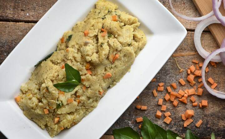 தேவையான பொருட்கள்: கோதுமை ரவா - 1 கப், கேரட் - 1 பொடியாக நறுக்கியது, பச்சை பட்டாணி - 50 கிராம், வெங்காயம் - 1 பொடியாக நறுக்கியது, தக்காளி - 1 நறுக்கியது, பச்சை மிளகாய் - 1 பொடியாக நறுக்கியது, இஞ்சி - 1 துண்டு நறுக்கியது, தண்ணீர் - 2 கப், உப்பு, எண்ணெய் - 3 மேசைக்கரண்டி , உளுத்தம் பருப்பு - 1/4 தேக்கரண்டி, கடலை பருப்பு - 1/4 தேக்கரண்டி, கடுகு - 1/4 தேக்கரண்டி, கறிவேப்பிலை
