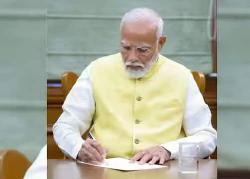 PM Kisan Saturation Campaign: સરકાર દ્વારા ખેડૂતો માટે PM Kisan Saturation અભિયાન ચલાવવામાં આવી રહ્યું છે. આ હેઠળ ખેડૂતો CSC કેન્દ્રની મુલાકાત લઈને કિસાન સન્માન નિધિ યોજનામાં પોતાના નામનું રજીસ્ટ્રેશન કરી શકે છે. વડા પ્રધાન મોદીએ કાર્યભાર સંભાળતાની સાથે જ કિસાન સન્માન નિધિ યોજના માટેના આગામી હપ્તાની ફાઇલ પર સહી કરી હતી.