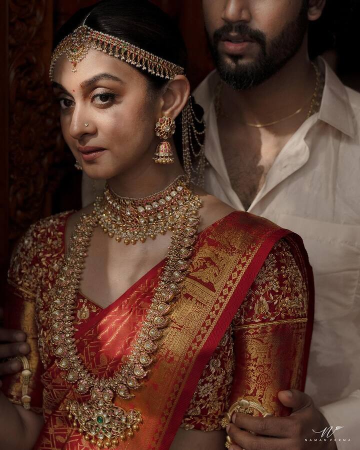 ऐश्वर्या अर्जुन ने अपने इंस्टाग्राम अकाउंट पर वेडिंग फोटोज शेयर की हैं. लाल रंग का जोड़ा पहने एक्ट्रेस बेहद खूबसूरत लग रही हैं.