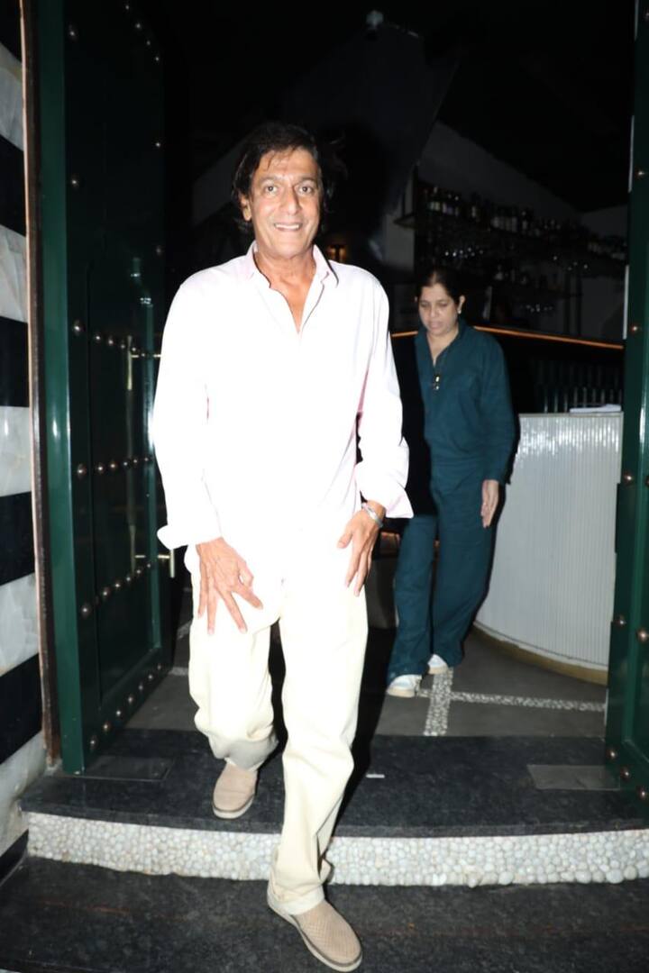 ગૌરીના વધુ બે મિત્રો સીમા સચદેવ અને ભાવના પાંડે પણ પાર્ટીમાં સામેલ થયા હતા.