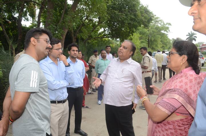 12 बजे गुरुकूल विद्यालय पर भोजन विश्राम हेतु प्रथम पड़ाव पर पहुंचेगी. यात्रा दोपहर 3.00 बजे गुरुकुल त्रिवेणी से प्रस्थान जो नवग्रह शनि मंदिर, गोठड़ा, सिकन्दरी, दाउदखेडी, चांदमुख, चिंतामण, मंगरोला फन्टा, लालपुल होते हुए भुखीमाता मंदिर, गुरुद्वारा नानक देव, नानक घाट से दत्त अखाड़ा पहुंचेगी.