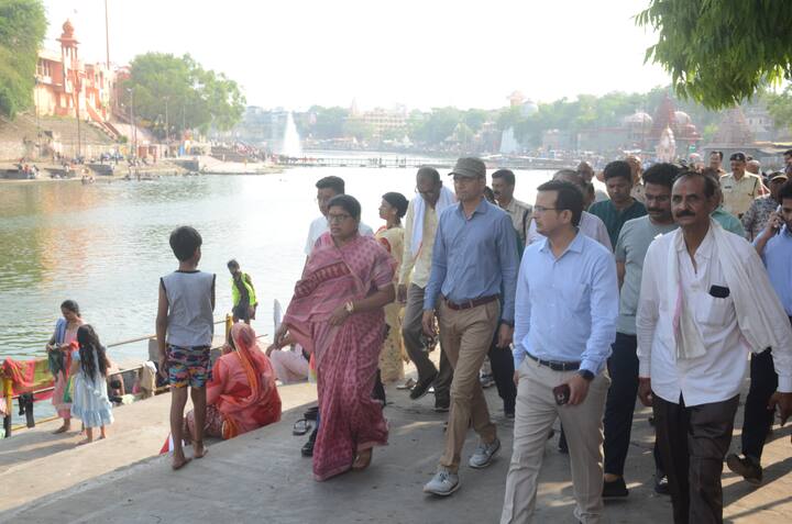 उन्होंने यात्रा मार्ग के भ्रमण के दौरान मार्ग पर झाड़ियां की छटाई और ट्रैफिक प्रबंधन करने के भी निर्देश दिए. यात्रा मार्ग पर रेत, गिट्टी, निर्माण सहित अन्य सामग्री को हटाएं. यात्रा मार्ग पर जगह जगह शीतल पेयजल और शामियाने की व्यवस्था रहें. उन्होंने अधिकारियों को निर्देशित किया कि सौपे गए कार्यों को समय पर पूर्ण करें.