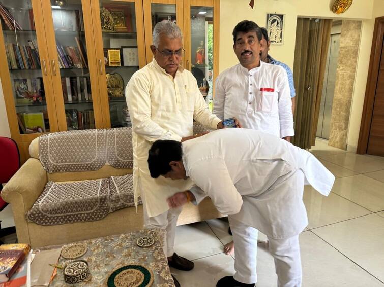 Sukanta Majumdar Took Blessings From Dilip Ghosh Before Taking Charge As Minister Of State Sukanta Majumdar : মন্ত্রী হয়েই কাজের সূচনা, দিলীপকে প্রণাম করে আশীর্বাদ নিলেন সুকান্ত