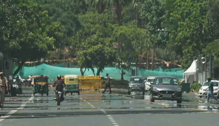 दिल्ली में न्यूनतम तापमान में भी बढ़ोतरी का अनुमान है, जिसके चलते न केवल दिन बल्कि रात और सुबह के समय भी गर्मी बढ़ेगी. इस दौरान लोगों को सावधान रहने की सलाह दी गई है.