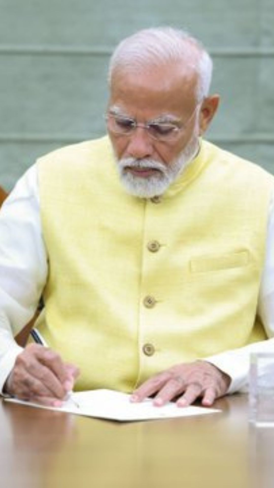 நரேந்திர மோடி, தொடர்ந்து 3-வது முறையாக பிரதமராகப் பதவியேற்றுள்ளார்.