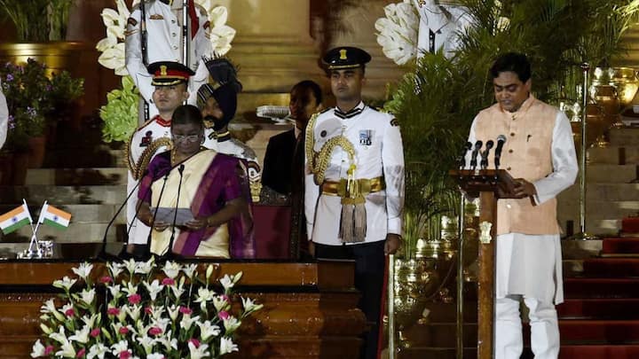 আগেরবারও জাহাজ প্রতিমন্ত্রী ছিলেন শান্তনু। আর এবারও সেই দফতরেই রইলেন তিনি।