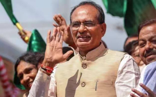 ਇਸੇ ਤਰ੍ਹਾਂ ਮੱਧ ਪ੍ਰਦੇਸ਼ ਦੇ ਸਾਬਕਾ ਸੀਐਮ ਸ਼ਿਵਰਾਜ ਸਿੰਘ ਦਾ ਨਾਂ ਵੀ ਇਸ ਦੌੜ ਵਿੱਚ ਸੀ। ਪਰ ਉਨ੍ਹਾਂ ਨੂੰ ਵੀ ਮੋਦੀ ਮੰਤਰੀ ਮੰਡਲ ਵਿੱਚ ਥਾਂ ਦਿੱਤੀ ਗਈ। ਉਨ੍ਹਾਂ ਨੂੰ ਖੇਤੀਬਾੜੀ ਮੰਤਰਾਲਾ ਬਣਾਇਆ ਗਿਆ ਹੈ। ਅਜਿਹੇ 'ਚ ਉਸ ਦਾ ਨਾਂ ਵੀ ਇਸ ਦੌੜ 'ਚੋਂ ਬਾਹਰ ਹੁੰਦਾ ਨਜ਼ਰ ਆ ਰਿਹਾ ਹੈ।