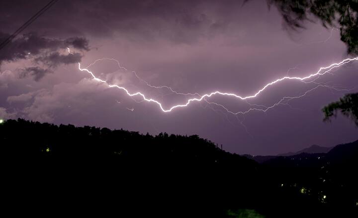प्रदेश के कई जिलों में भले ही प्री मानसून की बारिश हो रही हो और मानसून भी नीचे आ रहा है. बावजूद कई जिलों में अब भी गर्मी अपने तीखे तेवर दिखा रही है.