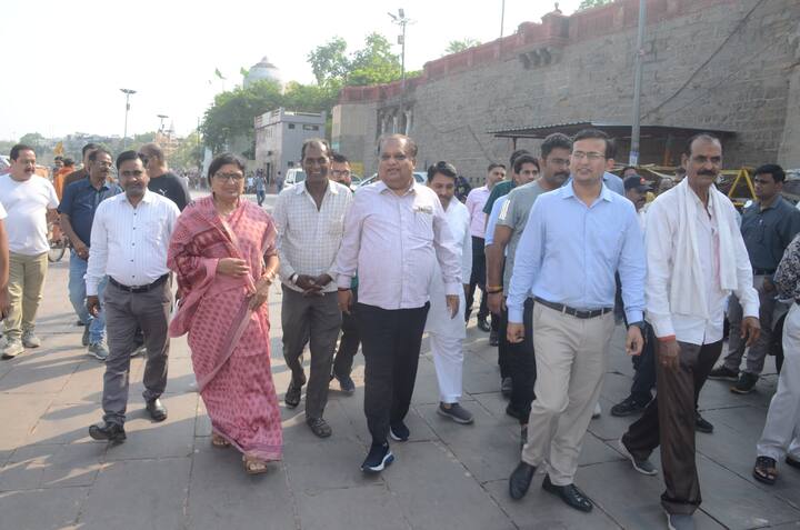 इस बार शिप्रा परिक्रमा का स्वरूप भव्य रहेगा. इसके अलावा परिक्रमा मार्ग की सूरत भी बदली जाएगी. अधिकारियों ने सुरक्षा की दृष्टिगत घाटों पर मार्किंग भी कराने के निर्देश दिए.