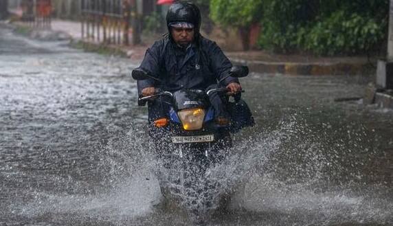 હેડલાઇટ, ઈન્ડીકેટર અને બેટરીઃ સર્વિસ કરાવતી વખતે, તમારી બાઇકની હેડલાઇટ અને ટેલલાઇટ્સ પણ તપાસો. જો પ્રકાશ ફેંકવો ઓછો લાગે, તો તેનો બલ્બ બદલી નાખો. આ સાથે, બાઇકના ઈન્ડીકેટર અને બેકલાઇટ પણ તપાસો. બાઇકની બેટરી પણ ચેક કરાવો.