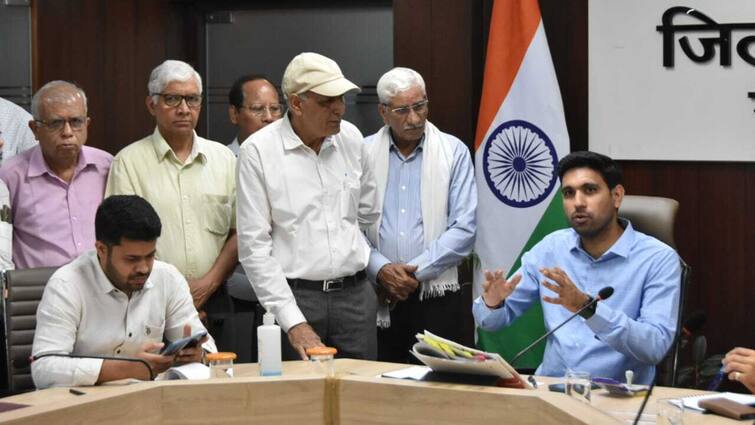 Gurugram Deputy Commissioner held solution camp resolved people problems on spot ann गुरुग्राम उपायुक्त ने लगाया समाधान शिविर, लोगों की समस्याओं का मौके पर निवारण