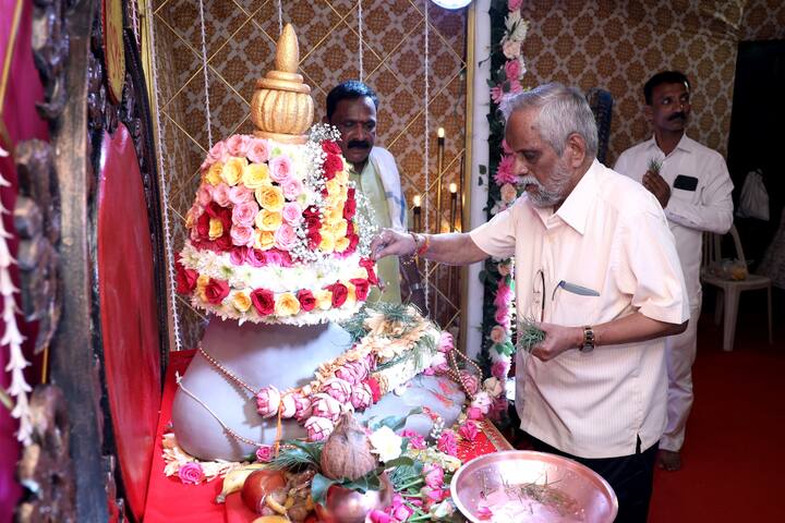 कांबळी आर्ट्स यांच्या चित्रशाळेत लालबागच्या राजाचा पाद्य पूजन सोहळा संपन्न झाला.