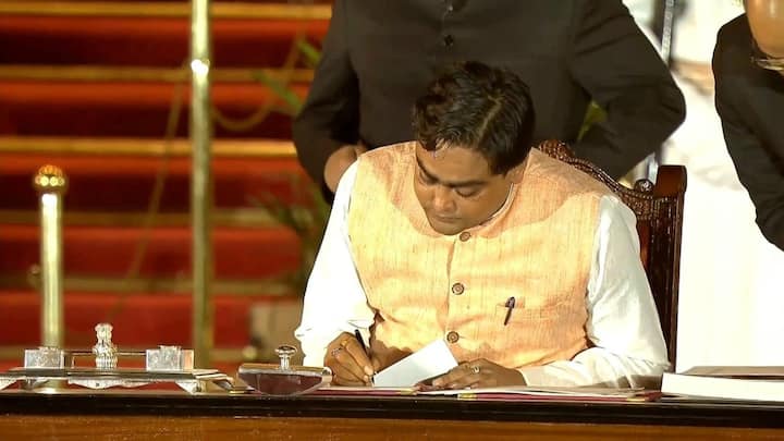 বনগাঁর ঠাকুরনগরের মতুয়া-বাড়ির সদস্য হওয়ায়, শান্তনু ঠাকুরকেই ফের একবার অগ্রাধিকার দিলেন মোদি।