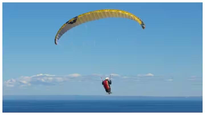 Parasailing: પેરાસેલિંગ તમને હવામાં ઊંચે ઉડવાની તક આપે છે, જ્યાંથી તમે પ્રાકૃતિક સૌંદર્યના અદભૂત નજારા જોઈ શકો છો. ચાલો જાણીએ કેટલીક બેસ્ટ અને બજેટ-ફ્રેંડલી જગ્યાઓ વિશે. જો તમને એડવેન્ચર ગમે છે અને પેરાસેલિંગનો શોખ છે, તો ભારતમાં એવી ઘણી જગ્યાઓ છે જ્યાં તમે આ મનોરંજક પ્રવૃત્તિને સસ્તામાં માણી શકો છો.