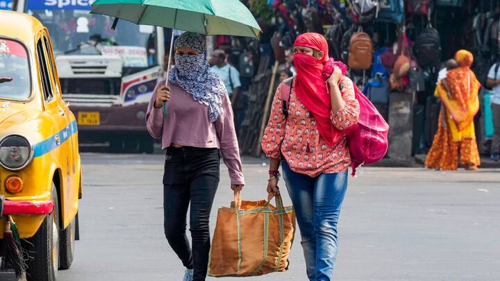 বুধবার থেকে আবহাওয়ার পরিবর্তন হতে পারে। বেশ কয়েক জেলায় বজ্রবিদ্যুৎসহ বৃষ্টির পূর্বাভাস রয়েছে। বৃহস্পতিবার বজ্রবিদ্যুৎসহ বৃষ্টি হতে পারে দক্ষিণবঙ্গের সব জেলাতে।