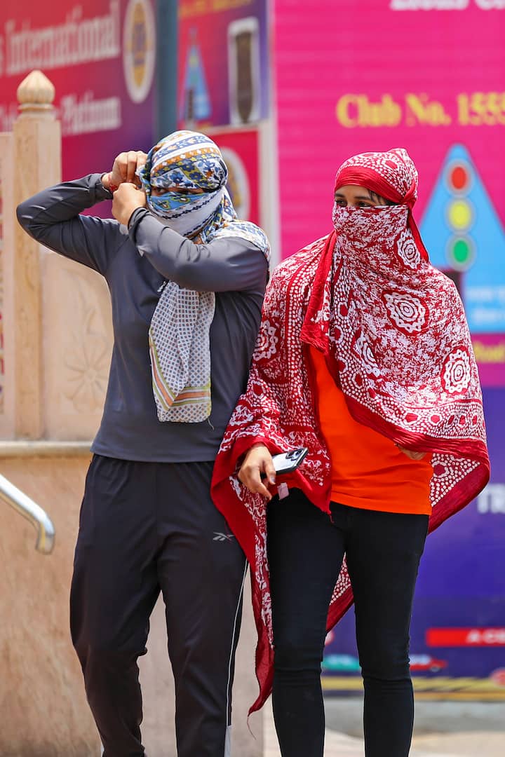 शहर का आधिकारिक संकेतक माने जाने वाली सफदरजंग वेधशाला ने अधिकतम तापमान 43.8 डिग्री सेल्सियस दर्ज किया, जो इस मौसम के सामान्य औसत तापमान से चार डिग्री अधिक है.